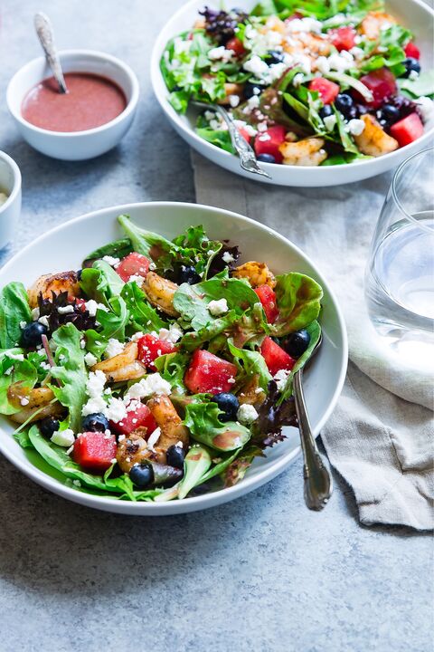Akdeniz diyeti menüsünde karides salatası