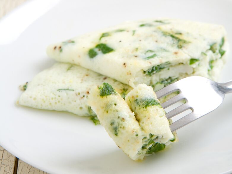 Kilo kaybı için yumurta diyetinde şifalı otlar içeren klasik proteinli omlet