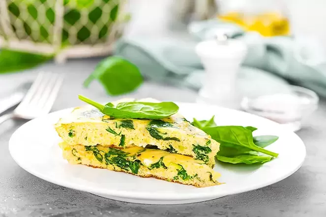 karbonhidratsız bir diyette otlar ile omlet